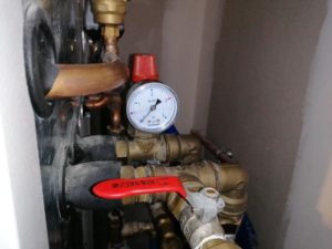 manomètre de chaudière indiquant une baisse de pression dans le réseau de chauffage